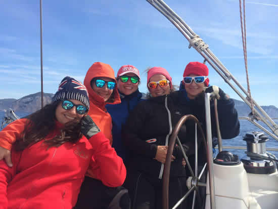 Chicas de regata en Semana Santa